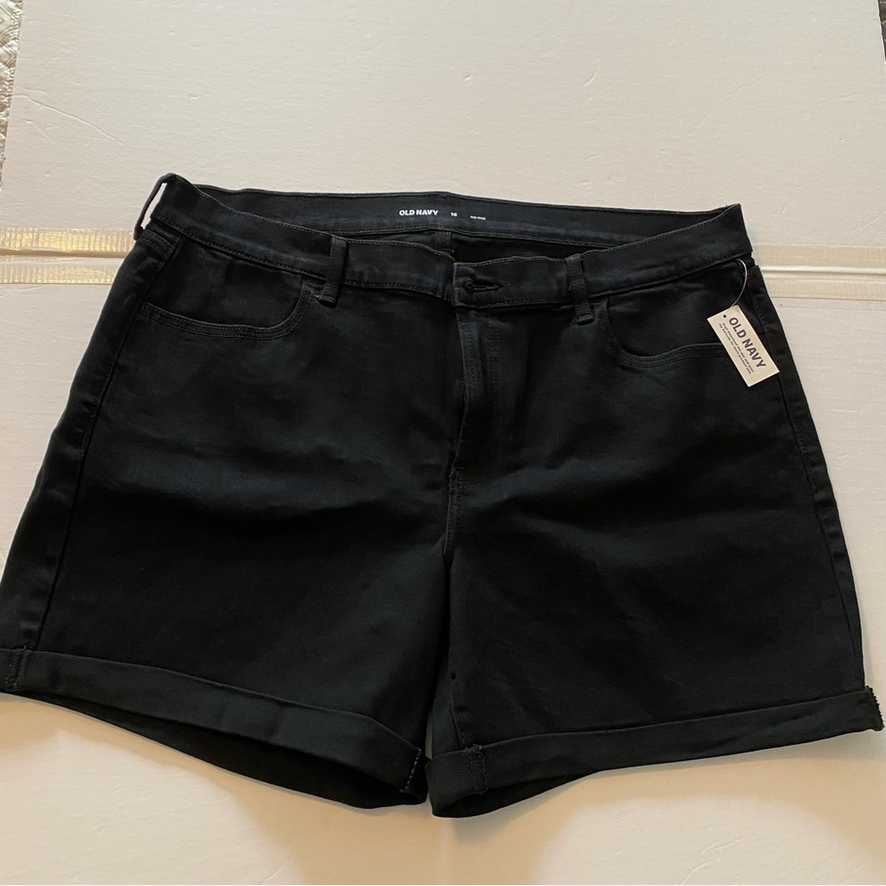 Old Navy Black jean shorts. Women’s Size 16 NWT